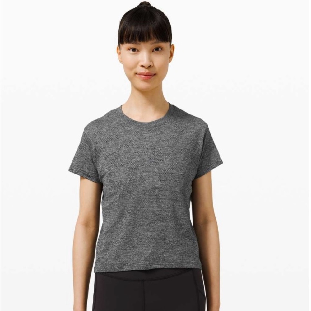 Lululemon Train to Be Short Sleeve Camo in Dot Camo Rhino Grey / Black Size 6